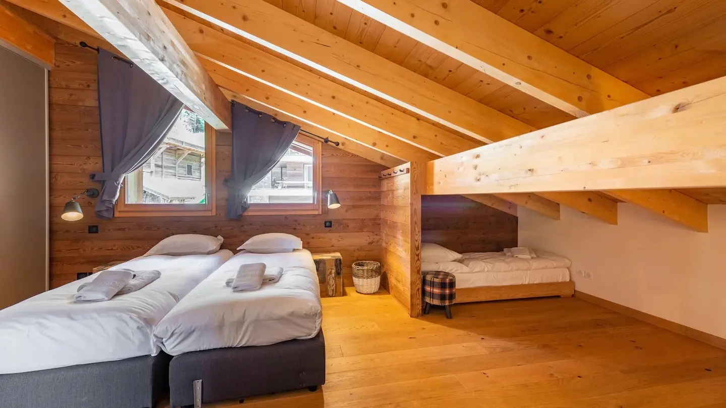 Chambre familliale avec deux lits jumelés et espace enfants avec lits simples
