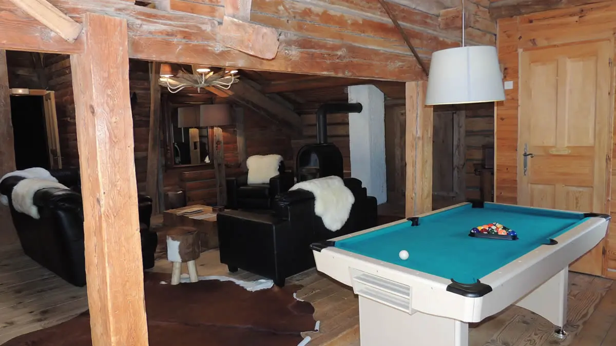 Billard dans le salon des chambres d'hôtes