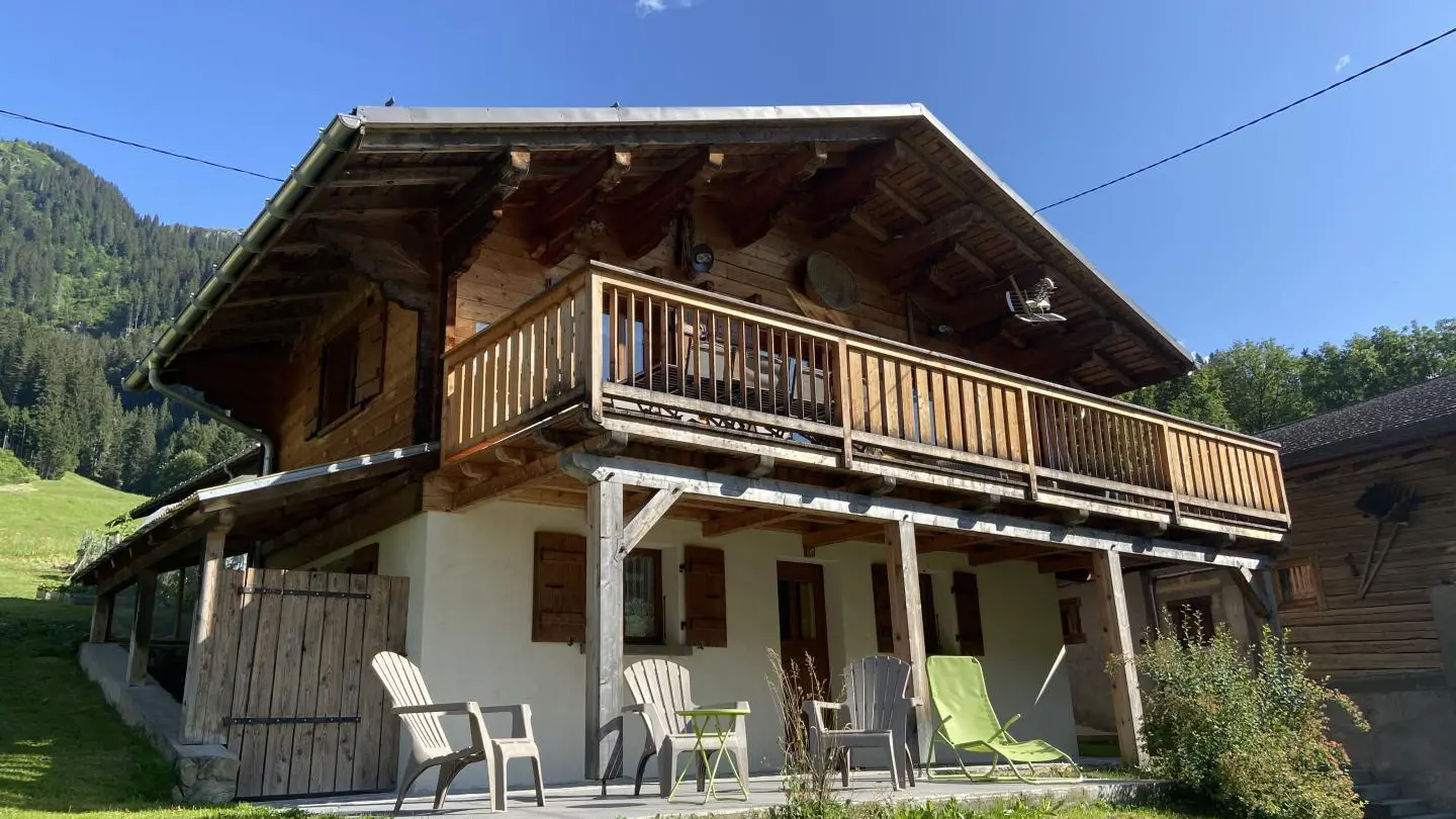 vue du chalet sur la  terrasse et le balcon