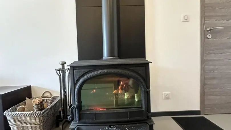 Poêle à bois pour profiter de l'espace détente commun au gîte, et à la chambre d?hôtes.