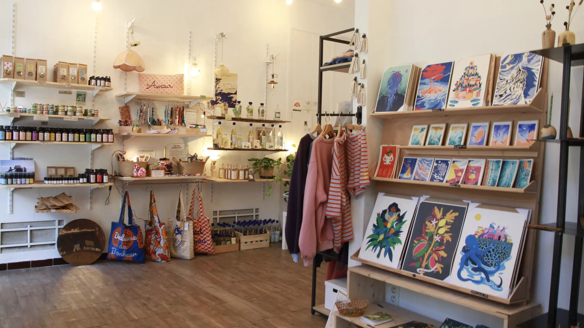intérieur de la boutique avec des produits