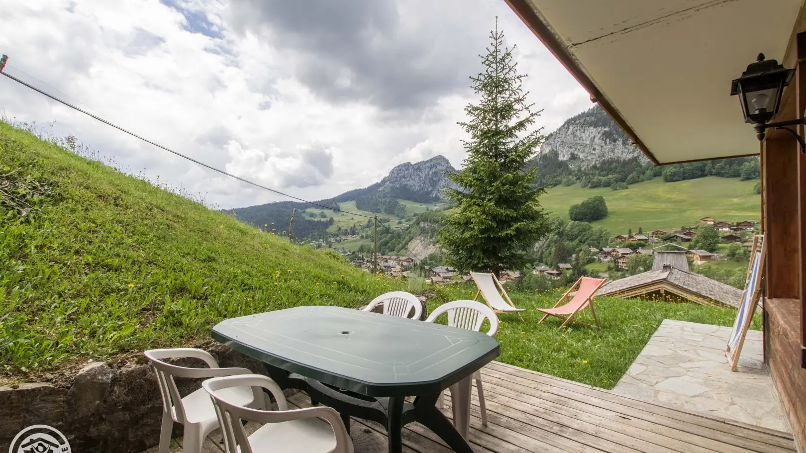 vue de la terrasse en bois aménagée (ancien mobilier)