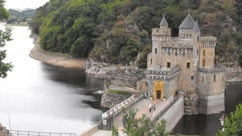 Le château de la Roche (vue de la route, rive droite) à 6 km du gîte