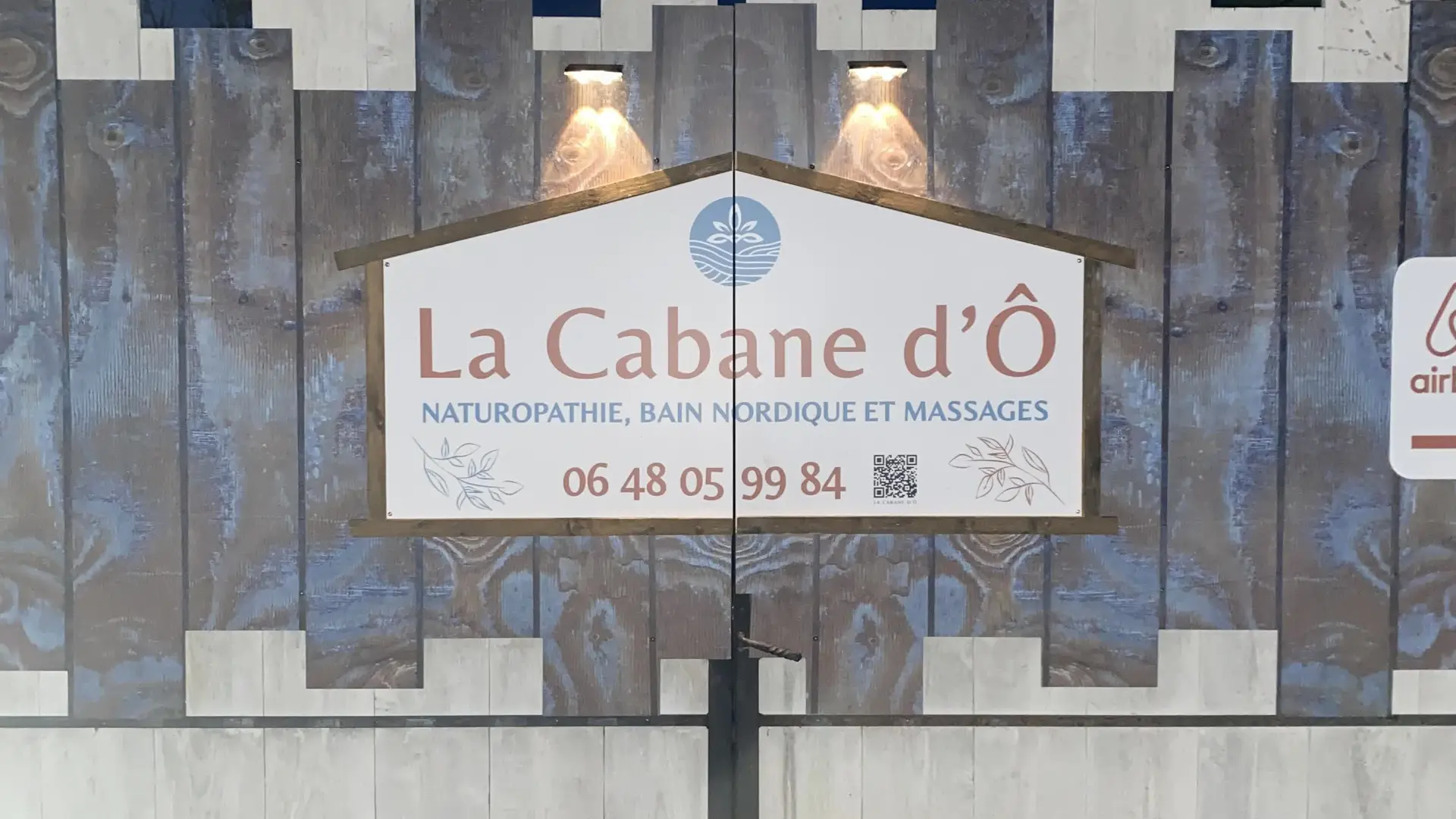 L’enseigne de La Cabane d’Ô, repère discret d’un lieu dédié au bien-être et à la relaxation.
