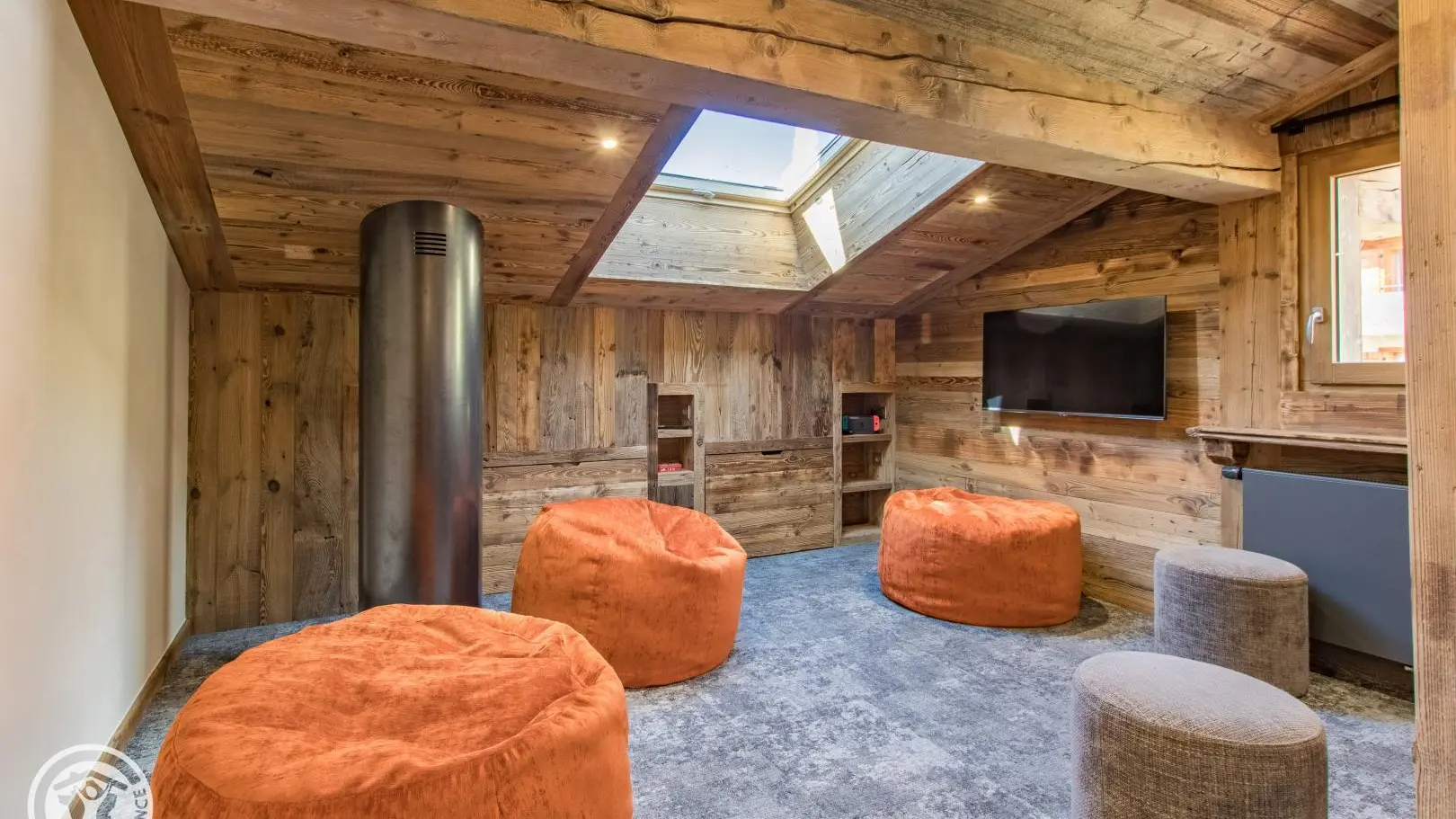 salle de jeux avec console switch, jeux de socièté