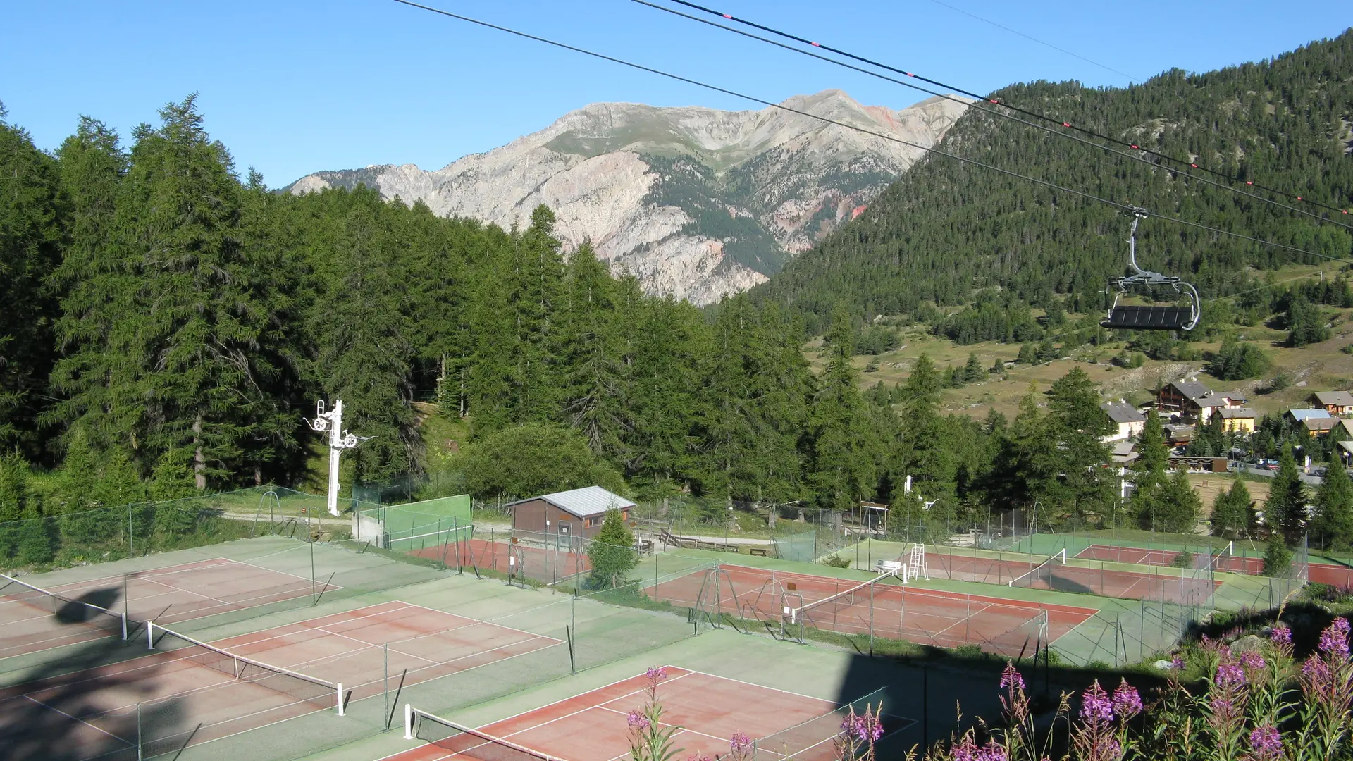 Terrain de tennis