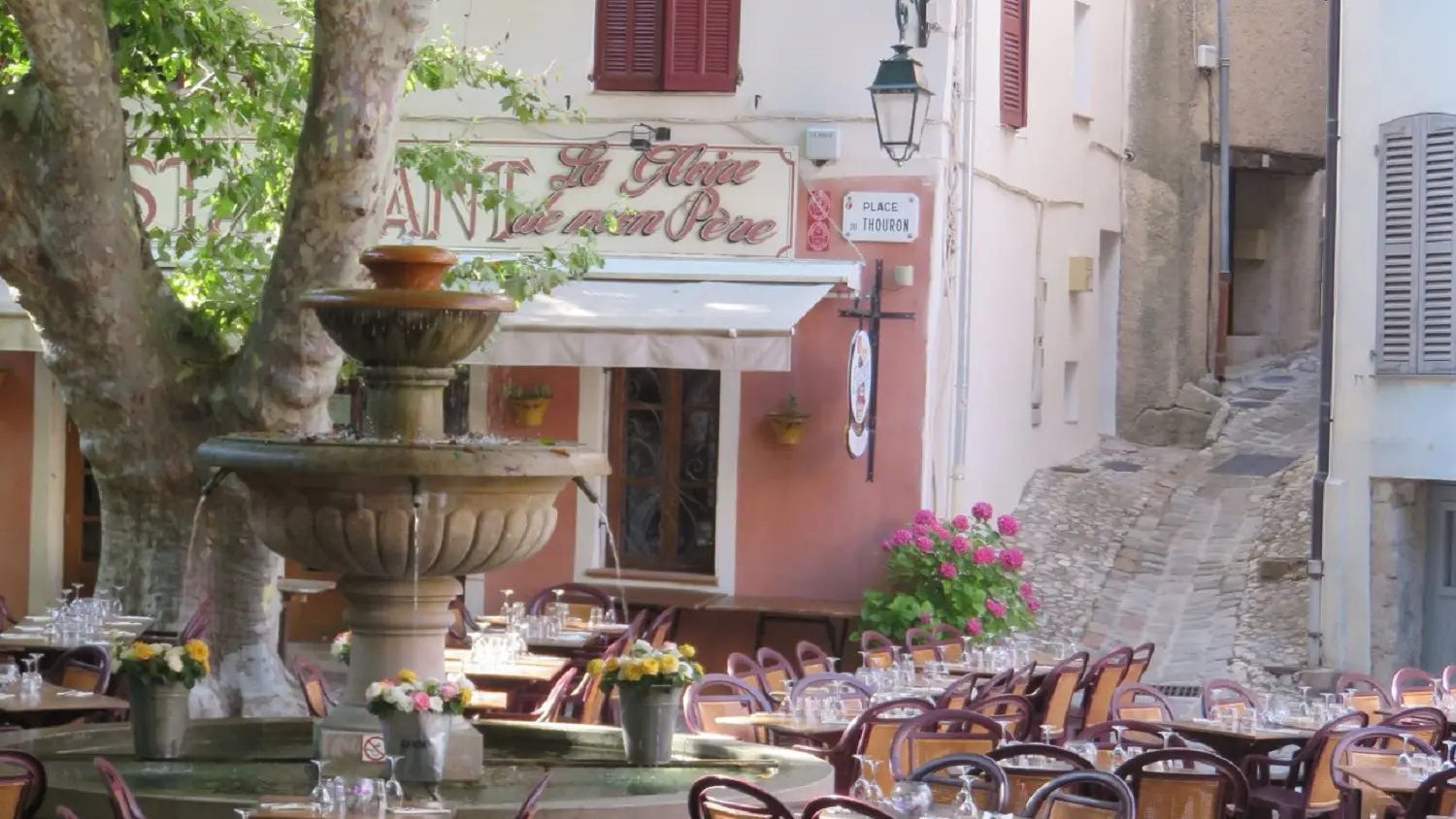 Place du Thouron à Seillans