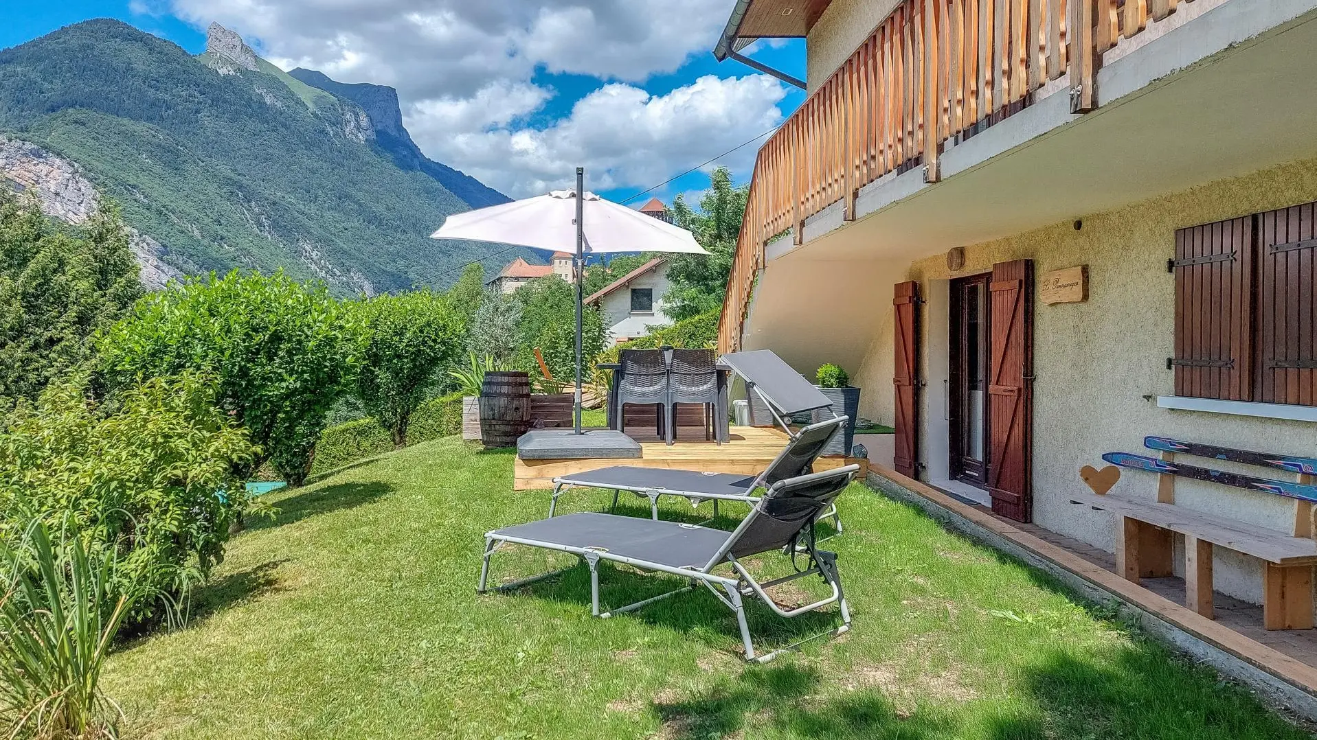 Terrasse aménagée et espace jardin devant le gîte
