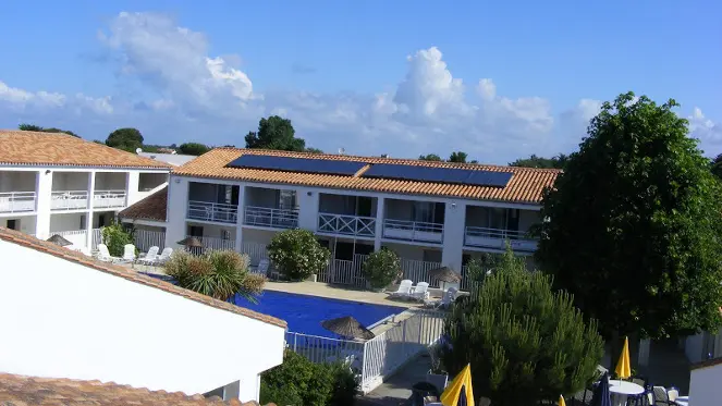 Vue depuis une chambre sur la piscine