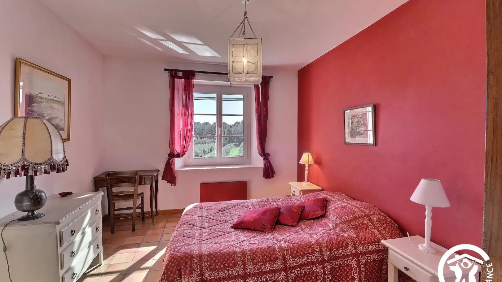 chambre rouge avec 1 commode et 1 placard