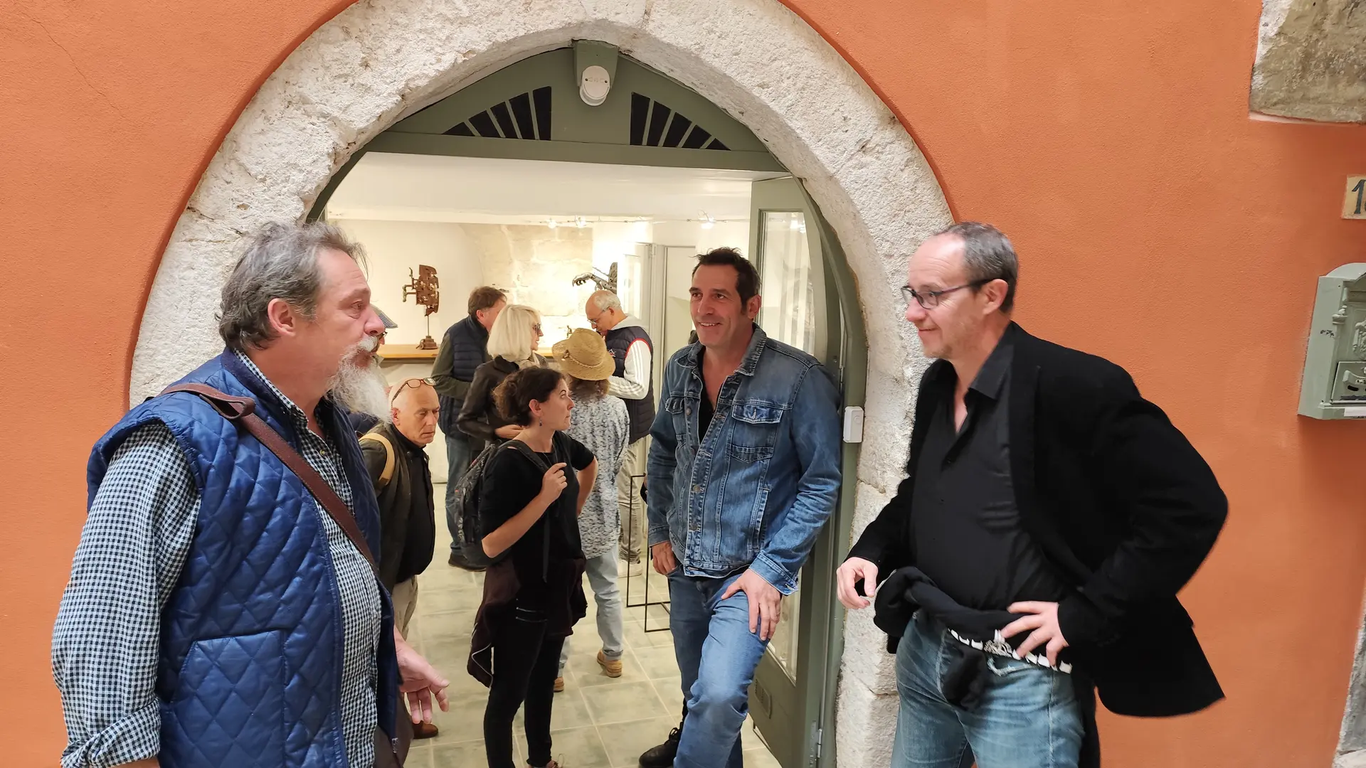 Alexandre Eliem (au milieu) devant son atelier à Roquebrune-Village