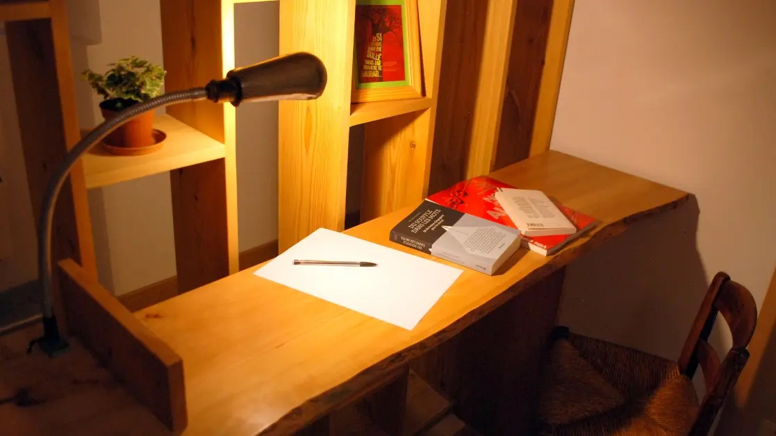 ... ainsi que le bureau design en poirier