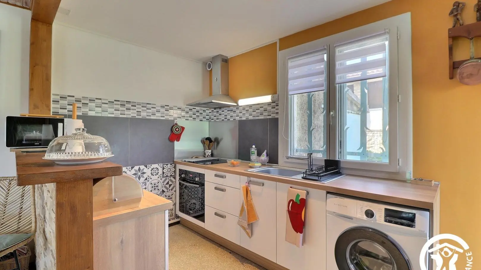 cuisine de couleur d'ocre, ici nous sommes en Provence