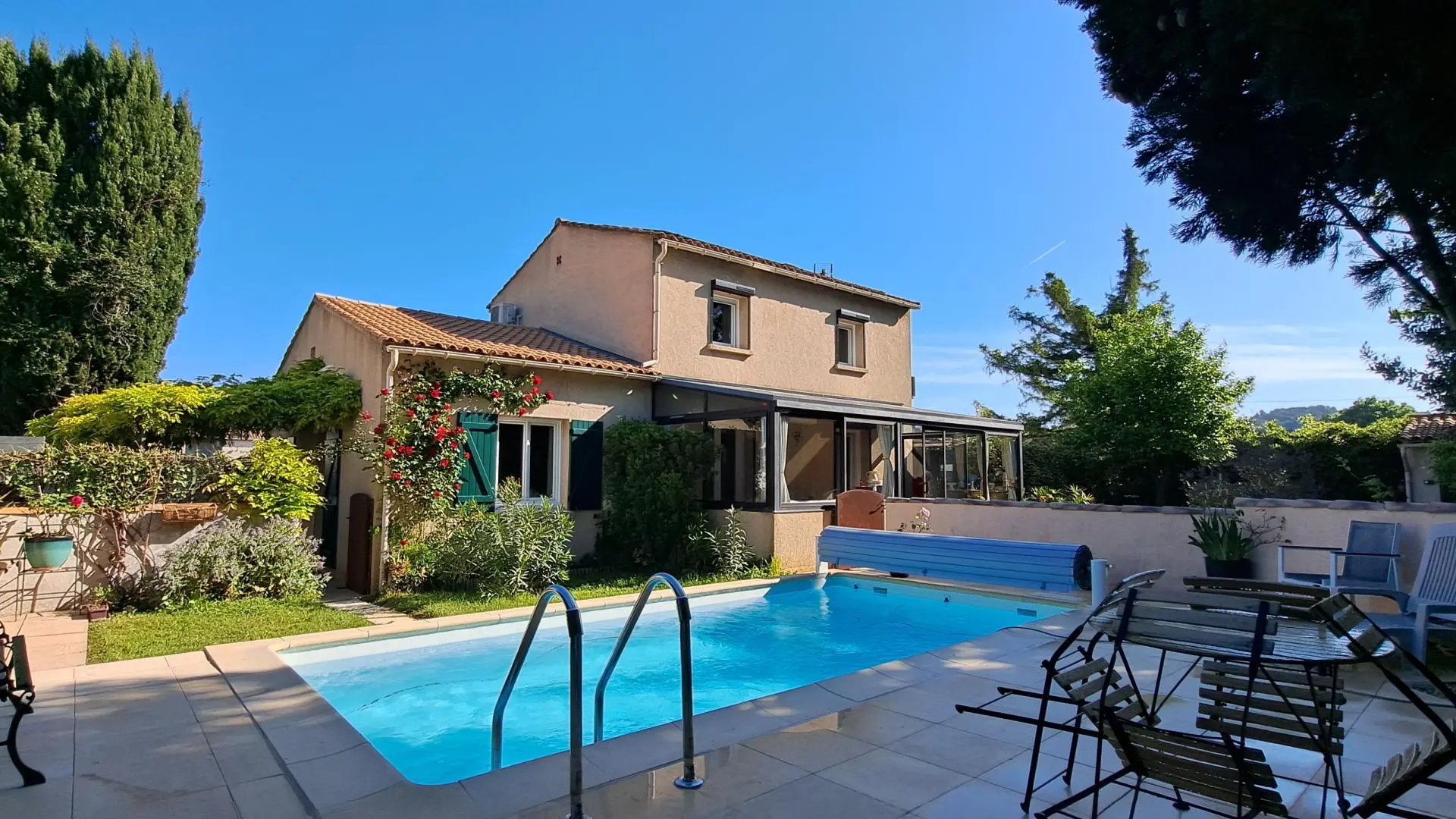 Sud de l'Oustau dei Aucèus, vue de la piscine.