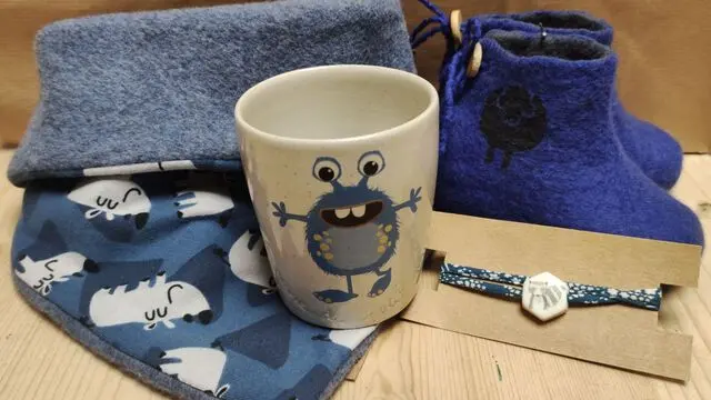 Foulard astucieux par Gcréativ, verre par Au Grès des Flammes,  chaussons  par Maud Vernay et bracelet par Poterie de la cure