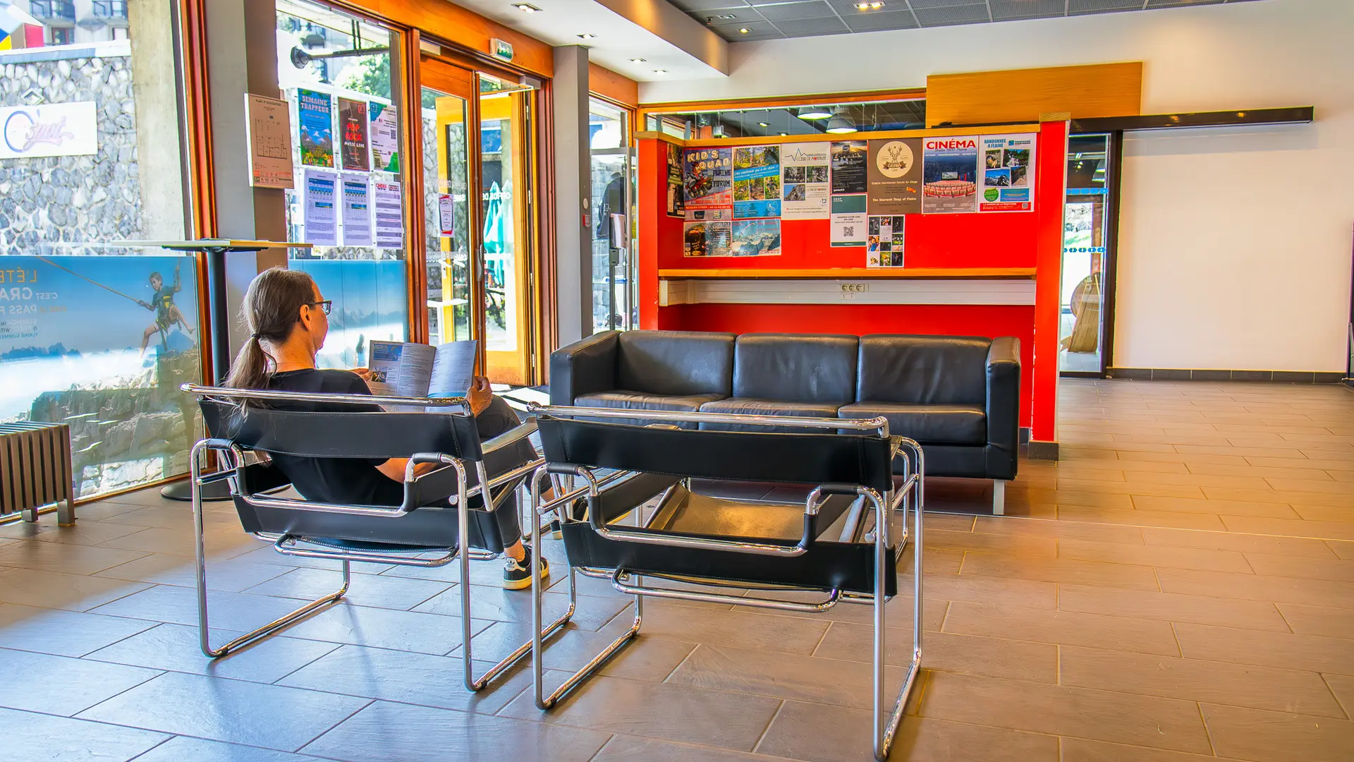 Intérieur de l'Office de Tourisme en été