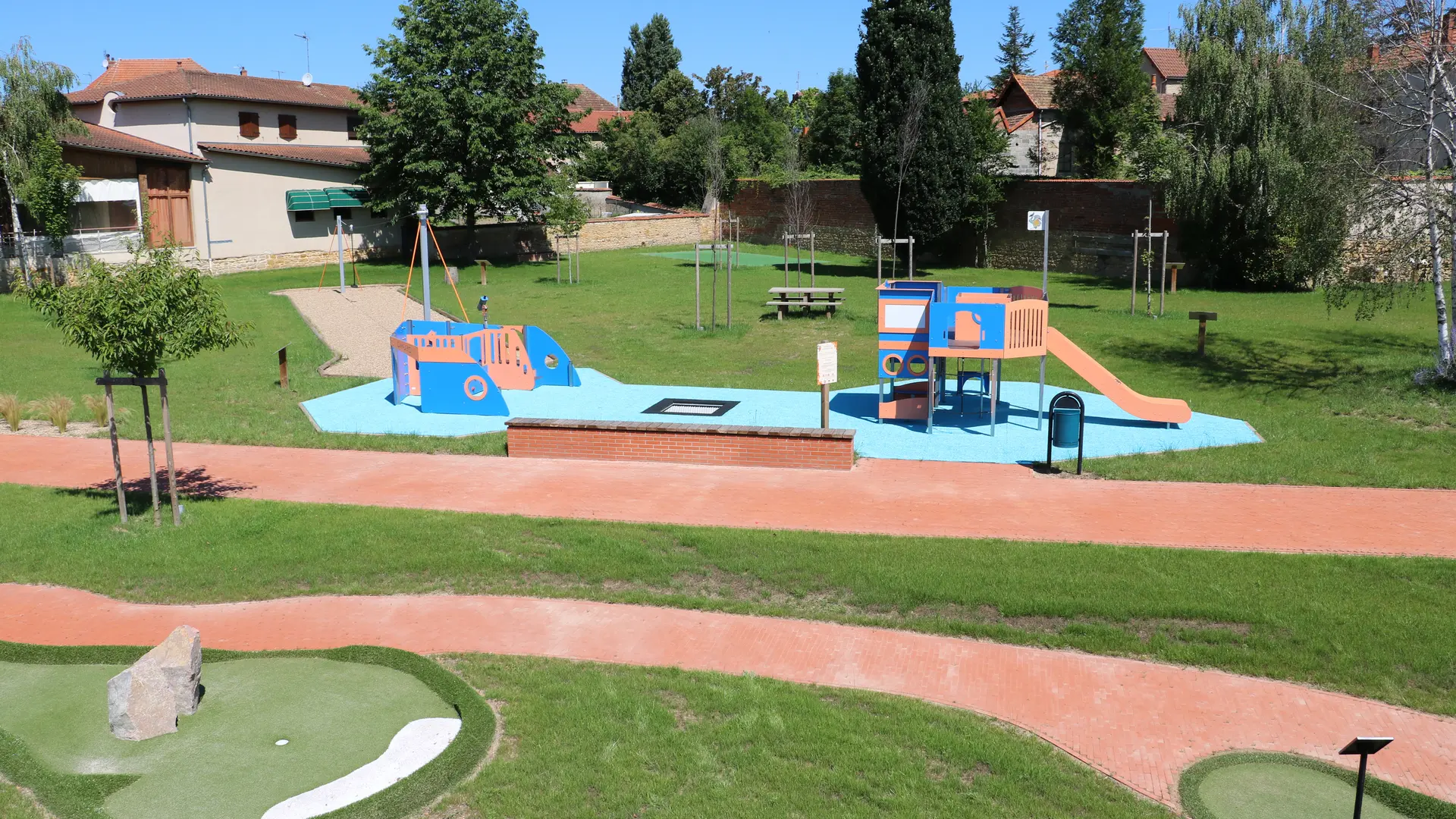 Péniche-jeux avec toboggans et trampoline, tyrolienne de 20 mètres