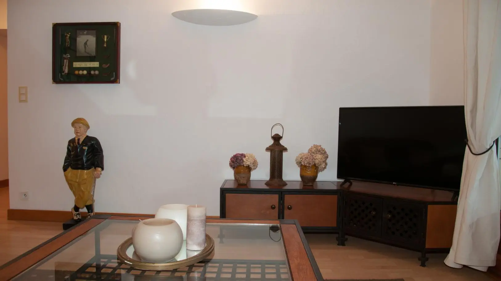 Salon côté TV 4K connectée, avec lecteur blueray DVD et CD.