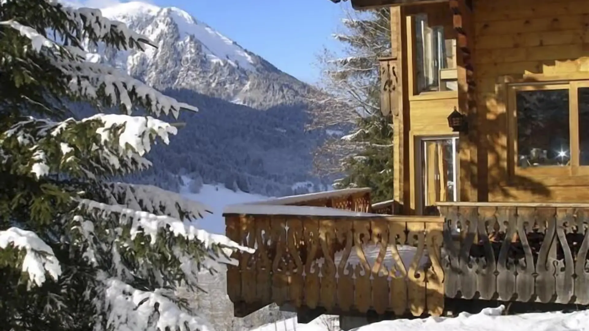 Le chalet en hiver, angle du bâtiment, balcon