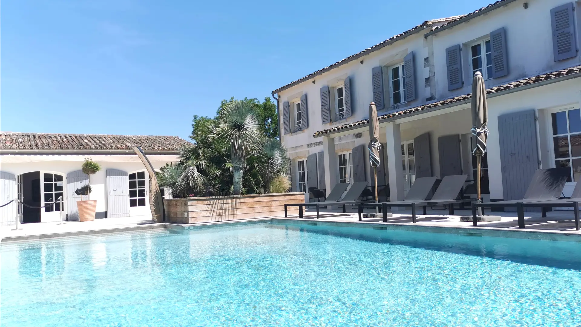 Piscine extérieure avec espace détente