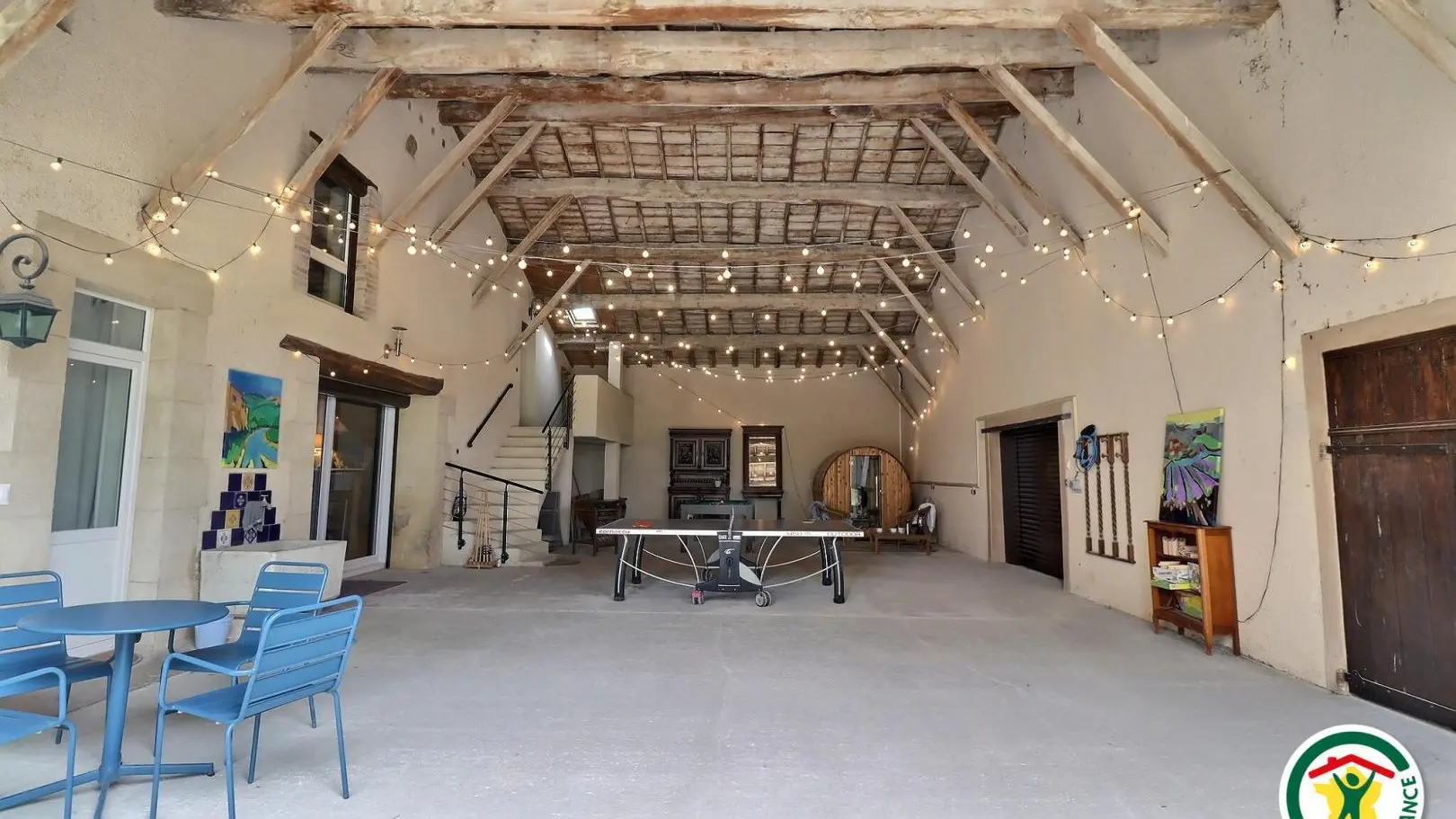 Espace à partager : billard, ping-pong, jeux de société, croquet, jeu de la grenouille...