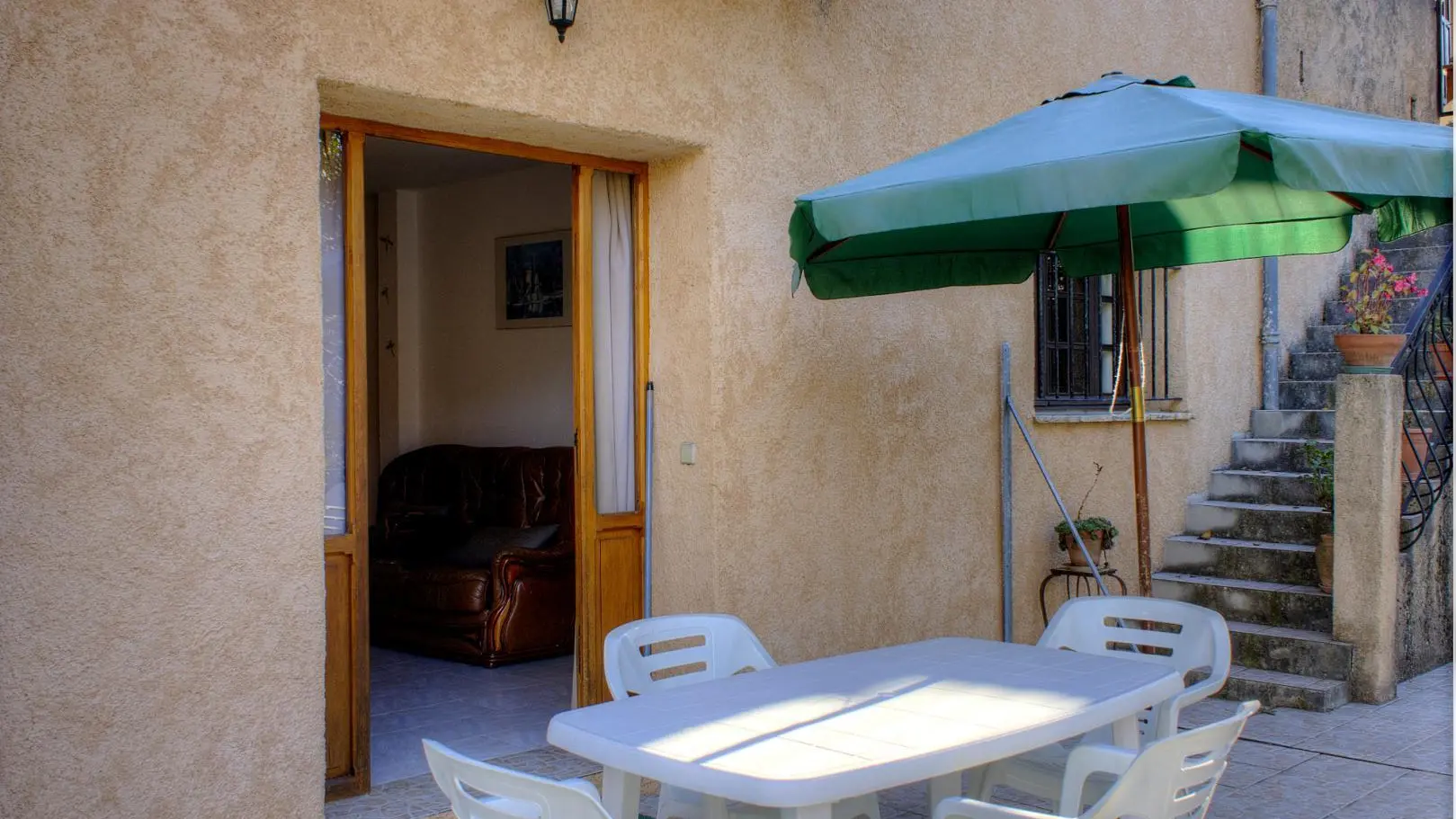 Gîte Hortensia-Coin repas extérieur-La Bollène-Vésubie-Gîtes de France des Alpes-Maritimes