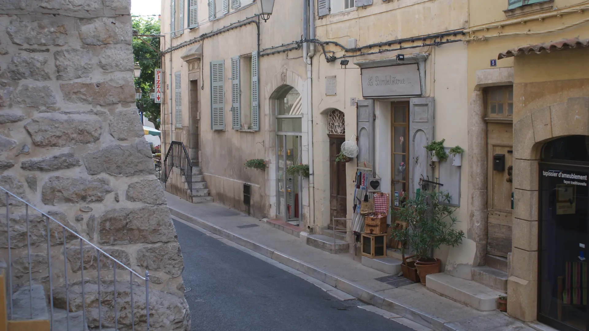 Derrière la Tour de l'Horloge