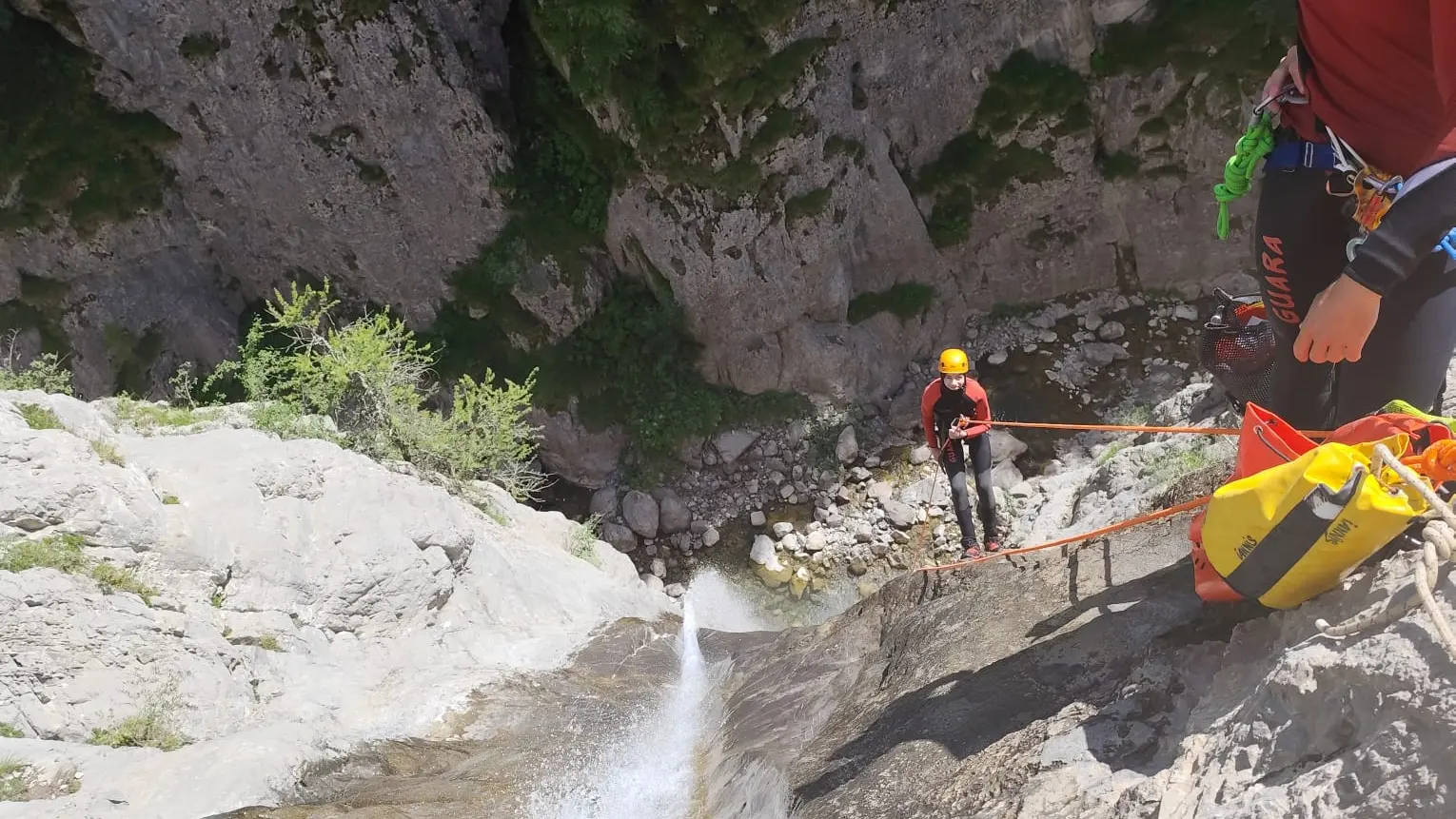 Rappel de 50m au canyon de Peyron Roux avec Ecrins Spéléo Canyon