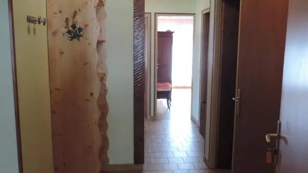 Couloir desservant les pièces.