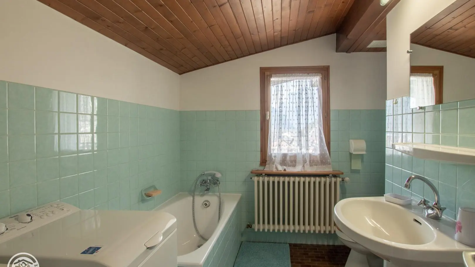 Salle de bain (petite baignoire).