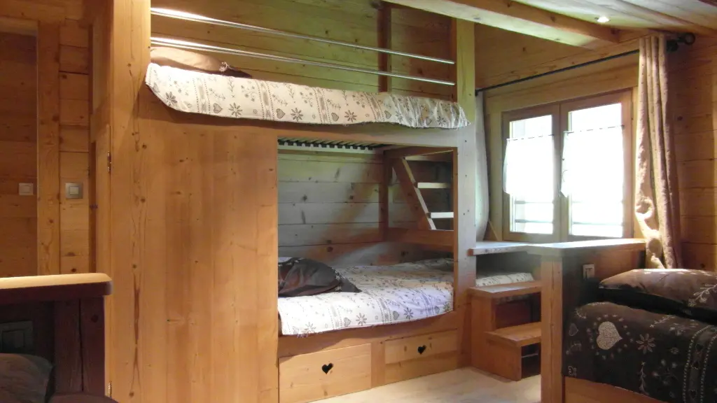 Chambre ados ou enfants avec 1 lit superposé et 3 lits fixes, placard et tiroirs de rangement