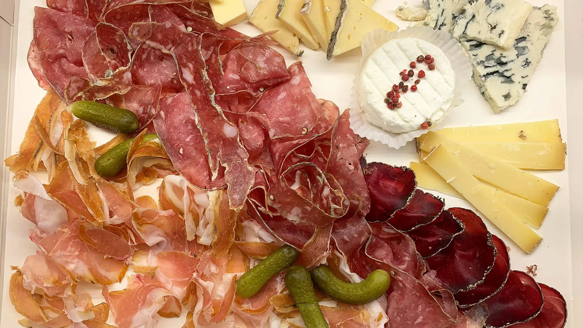 Prepration de plateau charcuterie avec des produits frais