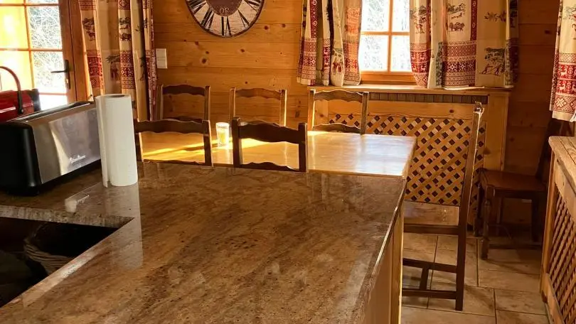 Cuisine ouverte sur la salle à manger