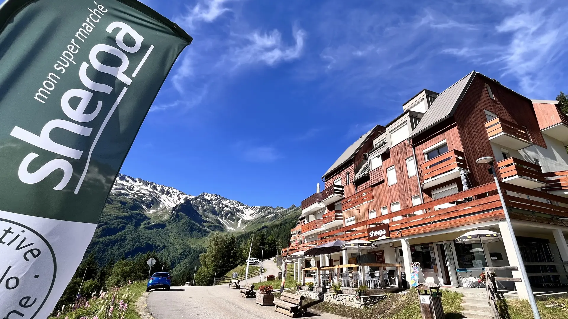 Devanture du magasin été avec oriflamme Sherpa