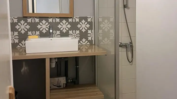 Salle de bain avec douche à l'italienne