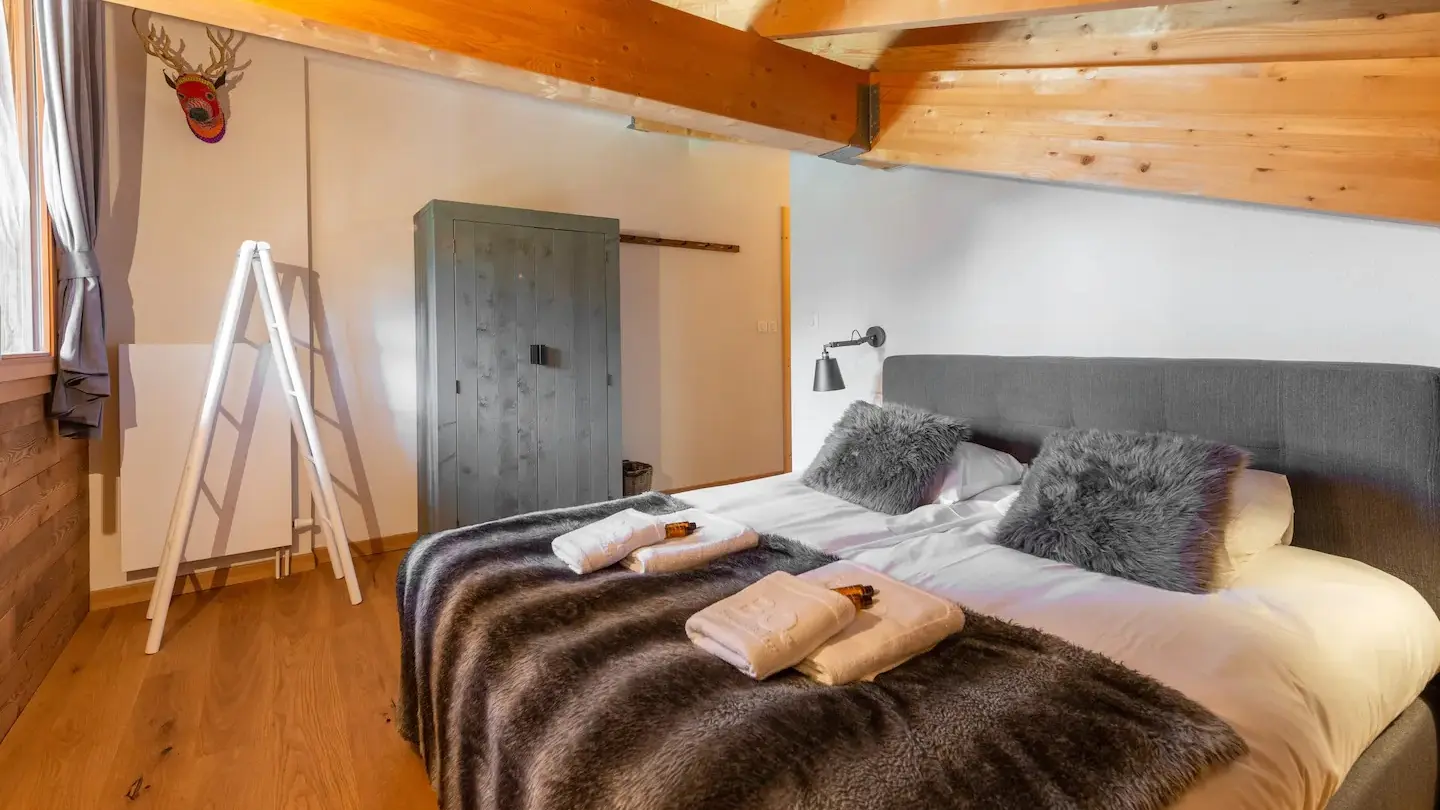 Chambre double avec grand lit et armoire