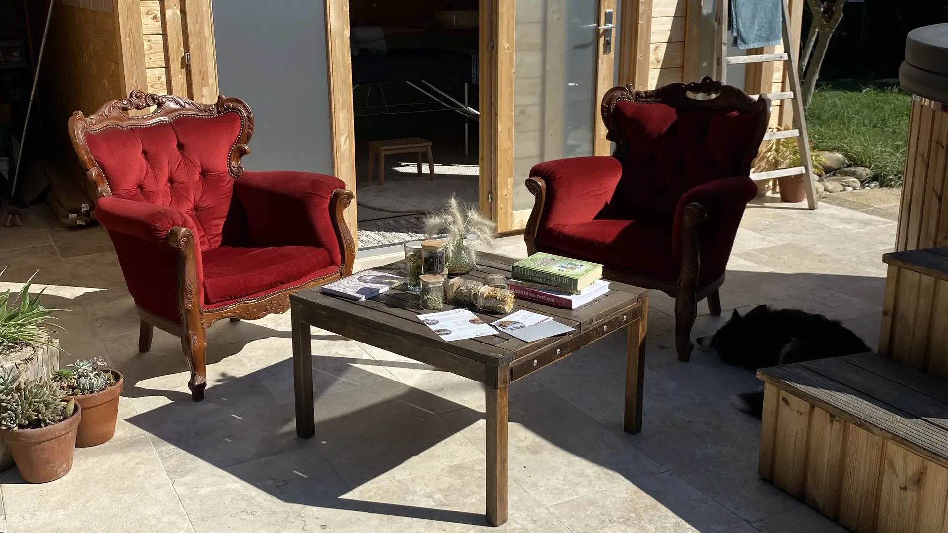 La Cabane d’Ô vous accueille dans un cadre naturel et apaisant, propice au calme et à la reconnexion à soi.