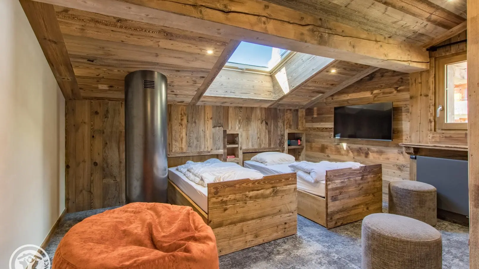 2 lits d'appoint sont escamotés dans la salle de jeux