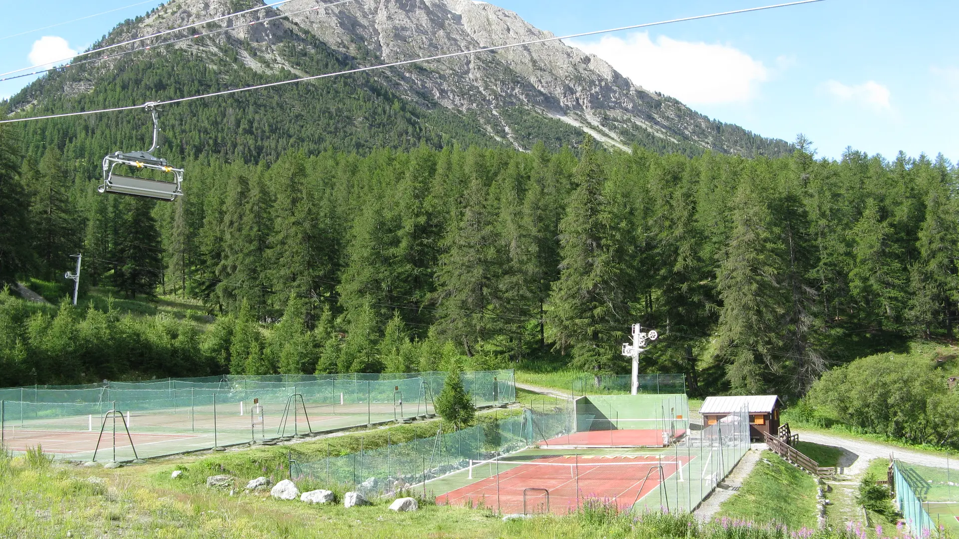 Terrain de tennis