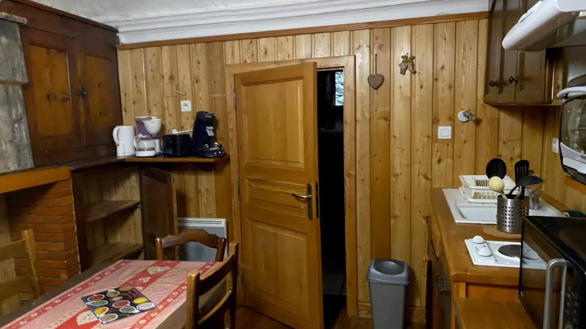 Salon d'appartement tout-en-un, coin cuisine, table à manger, ameublement en bois