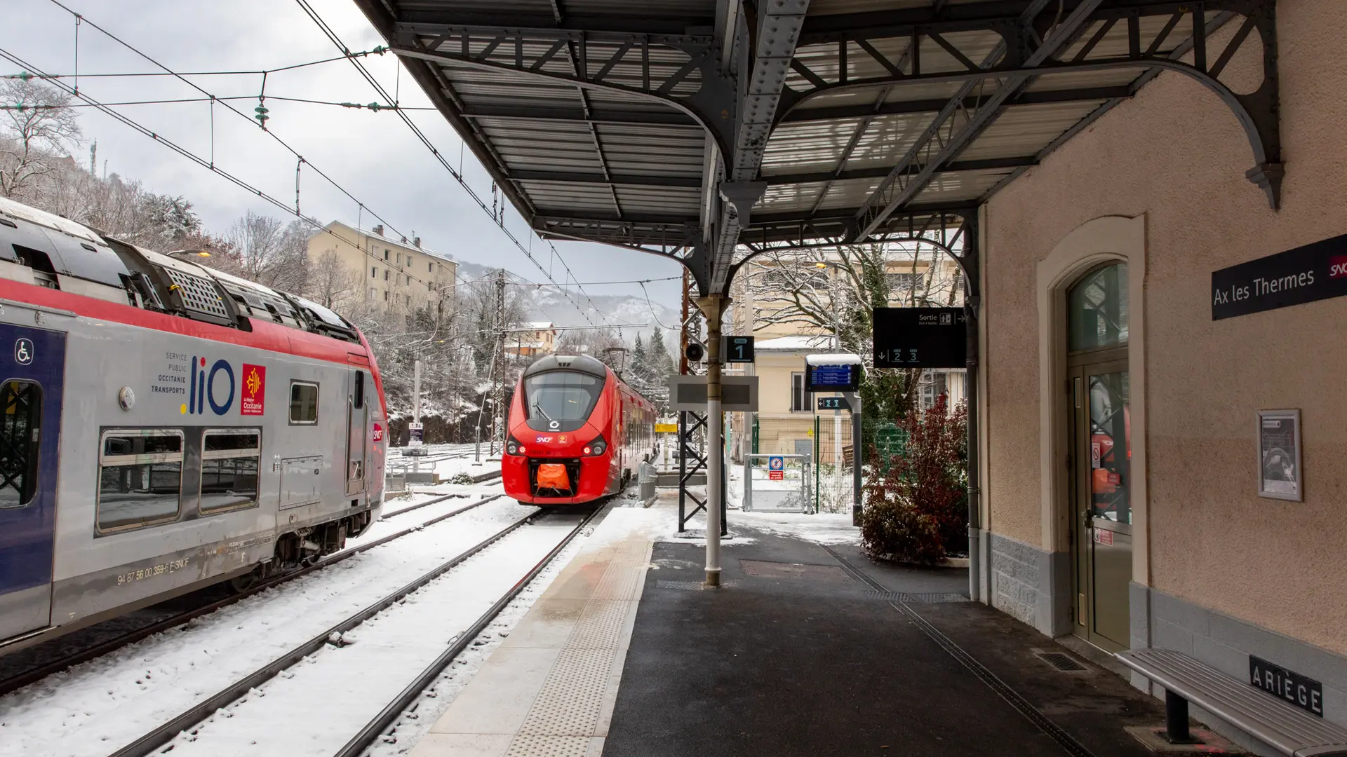 Un train arrive à quai