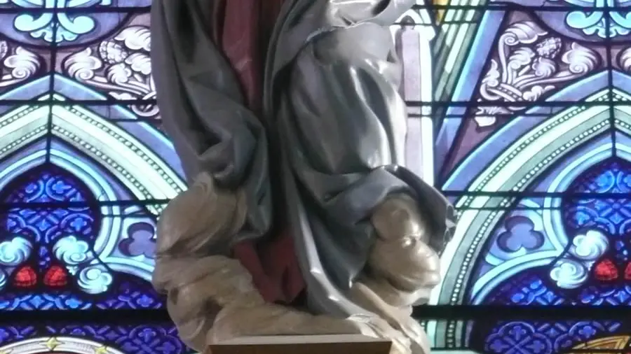 La statue du retable central