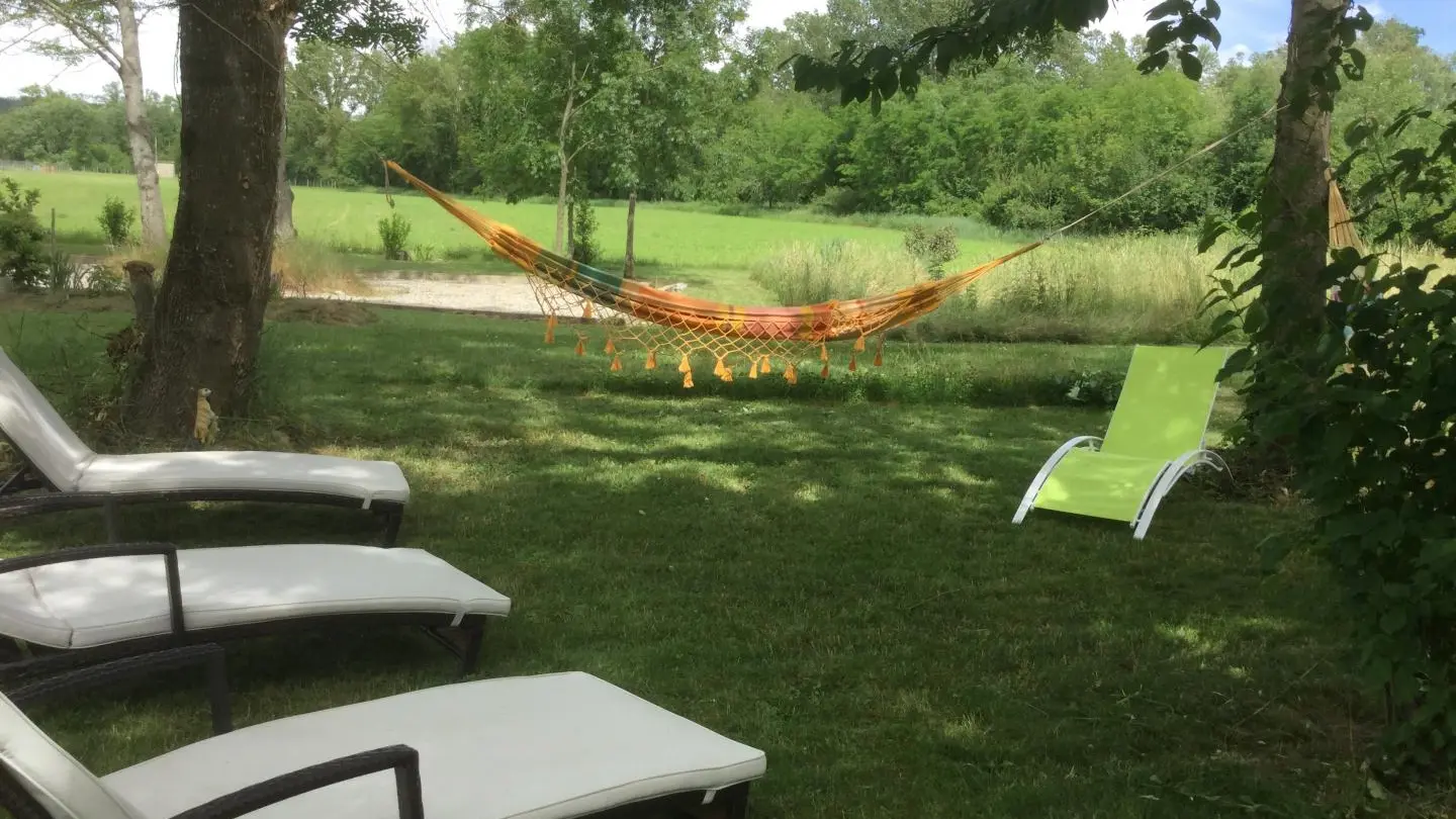 Accès au parc arboré des propriétaires attenant au gîte longeant la rivière la Galaure avec réservation possible du petanquodrome.