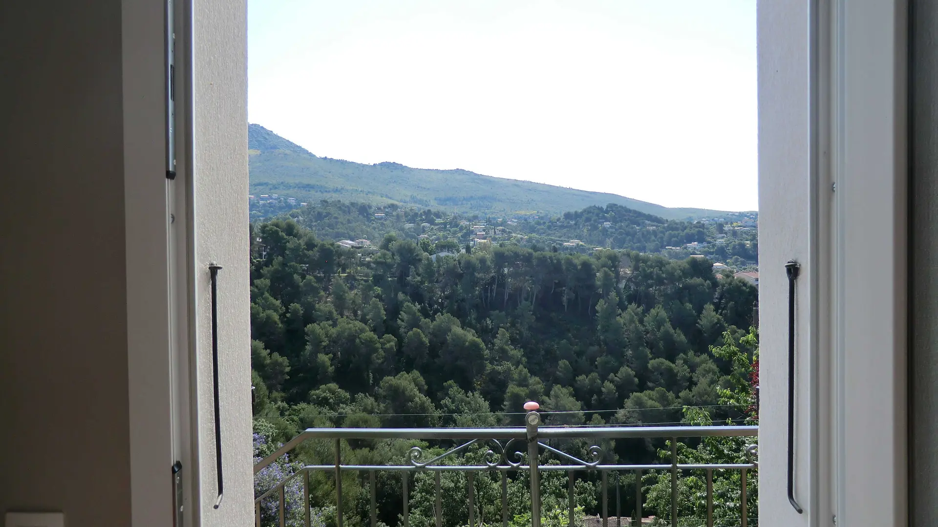 Vue sur les collines Gîte Magnolia à Colomars Gîtes de France Alpes-Maritimes