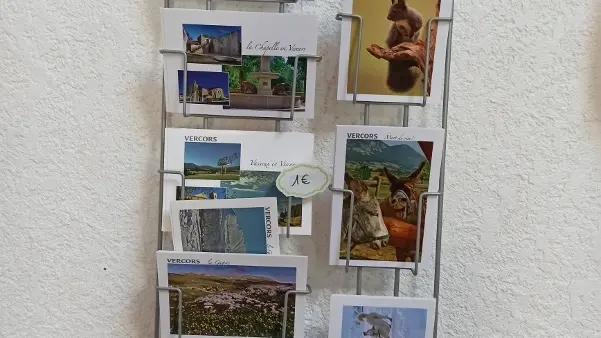 cartes postales dans un présentoir à cartes postales