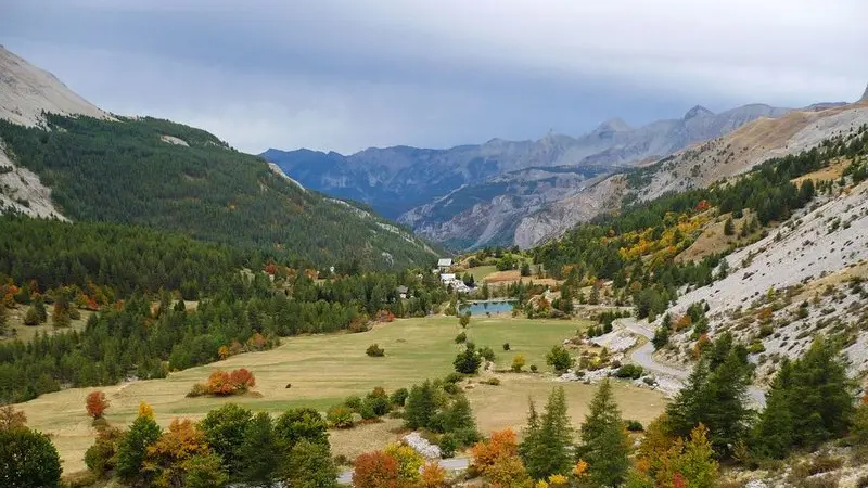 Le plateau d'Estenc en automne vu depuis la route de la Cayolle par temps nuageux