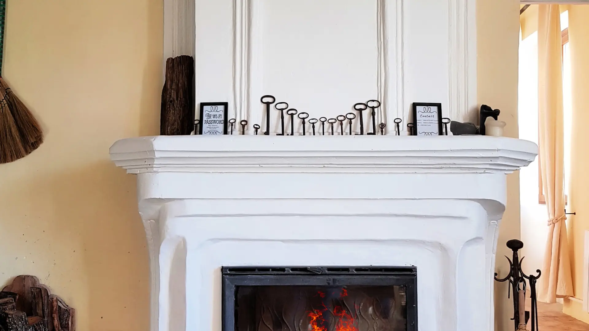 Cheminée fonctionnelle dans le séjour.