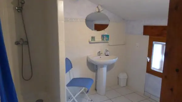 Salle d'eau de la chambre été