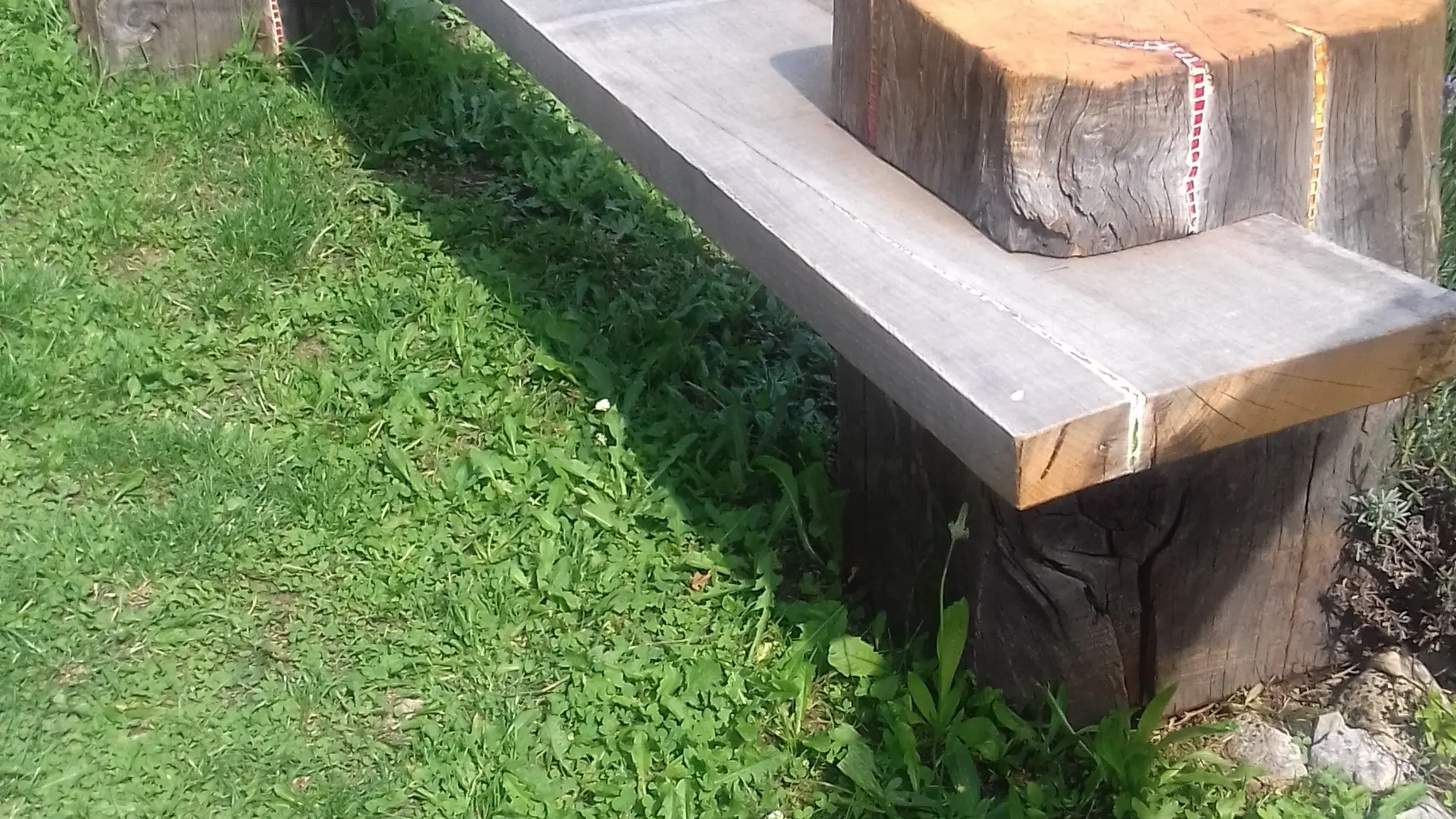 Banc pour se reposer au jardin