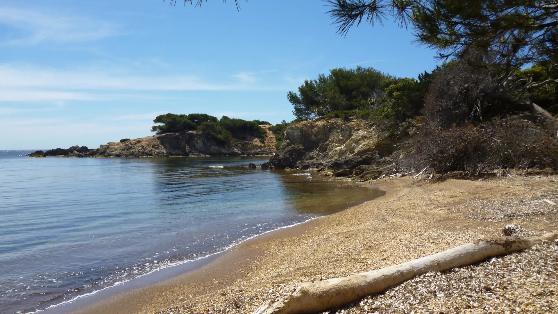 La plage noire du Langoustier à Porquerolles